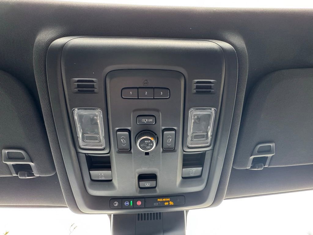 Used 2024 GMC Yukon SLT w/ SLT Luxury Package image 29