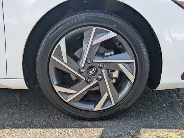 Certified 2025 Hyundai Elantra Limited FWD image 11