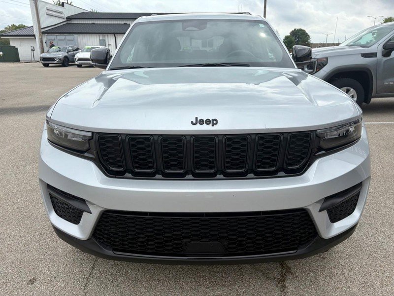 Used 2022 Jeep Grand Cherokee Altitude image 2