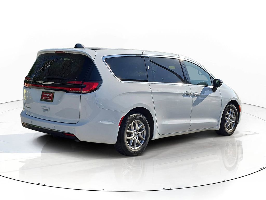 Used 2024 Chrysler Pacifica Touring-L FWD image 4