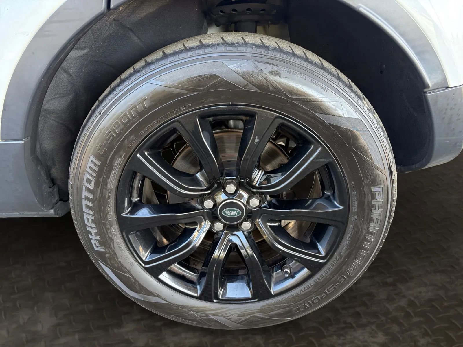 Used 2019 Land Rover Range Rover Evoque SE Premium image 36