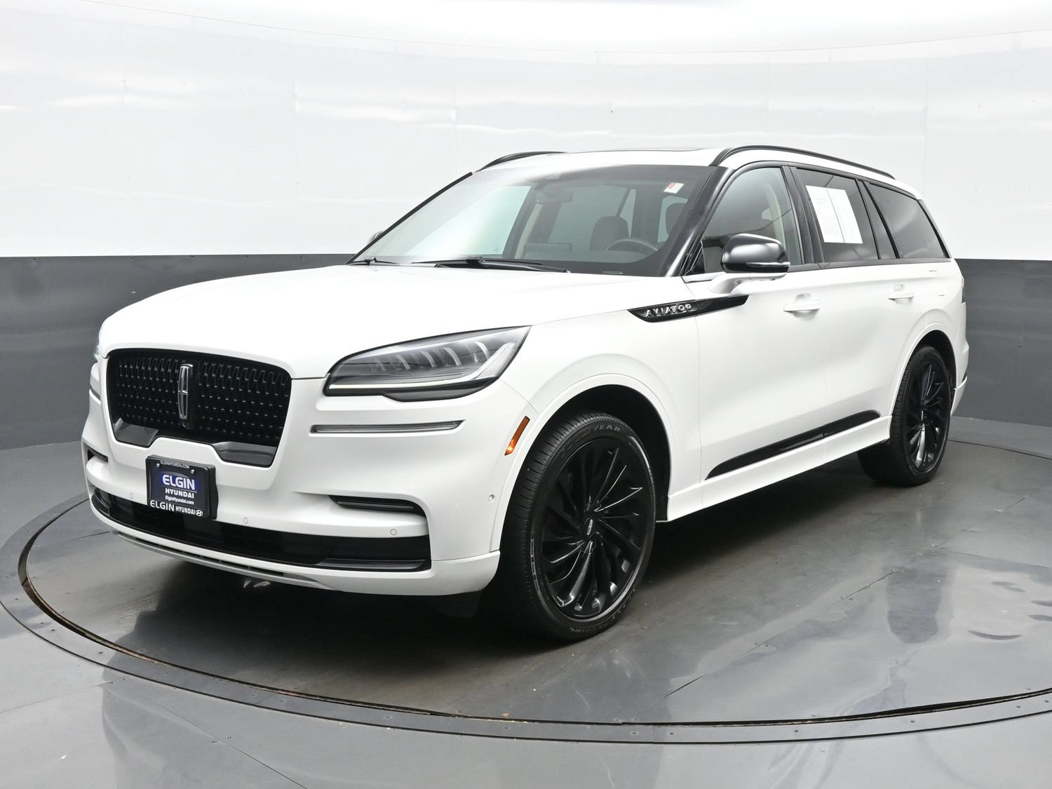 Used 2023 Lincoln Aviator Reserve w/ Jet Package AWD/4WD image 2