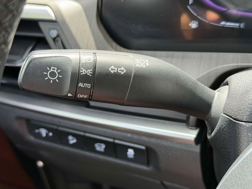 Used 2024 Kia Telluride EX w/ EX Captain's Chair Package image 33