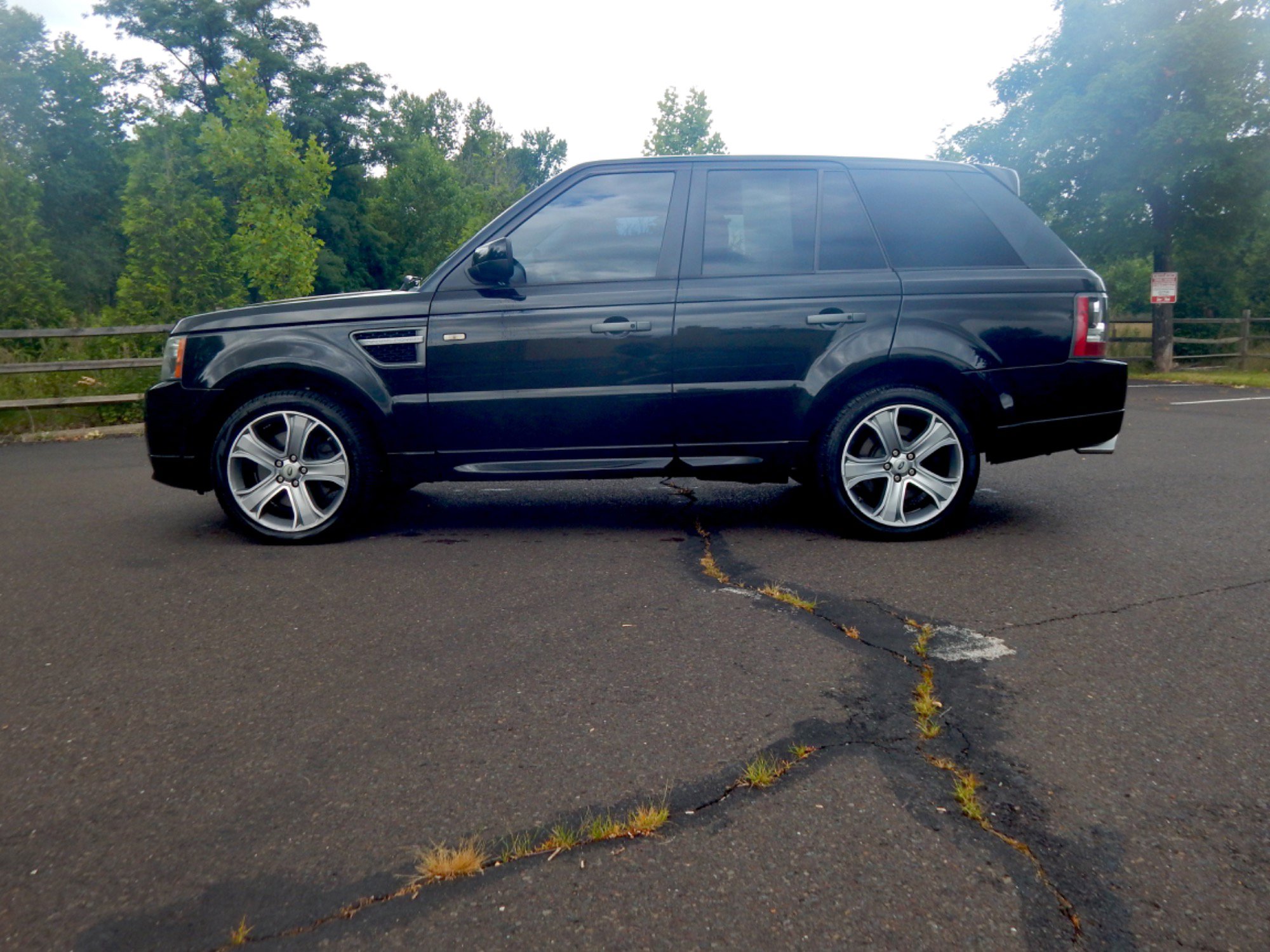 Used 2011 Land Rover Range Rover Sport HSE image 2
