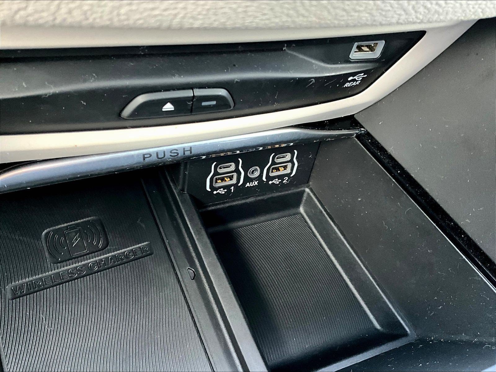 Used 2021 Chrysler Pacifica Limited w/ Uconnect Theater Family Group FWD image 14