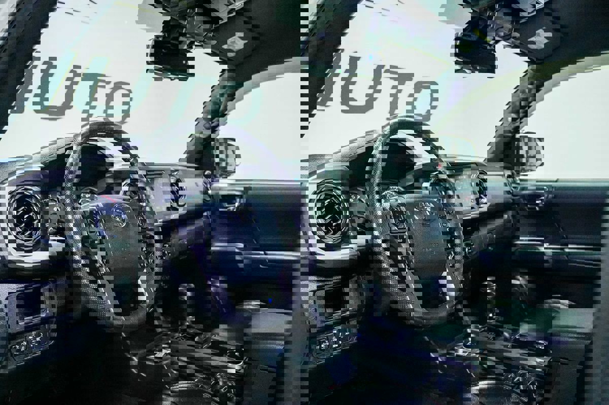 Used 2018 Toyota Tacoma TRD Sport w/ Technology Package image 18