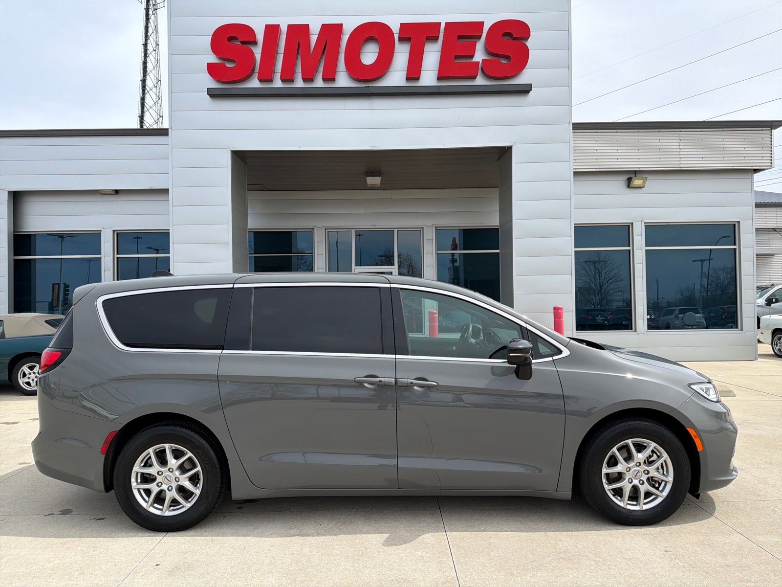 Used 2025 Chrysler Pacifica Select