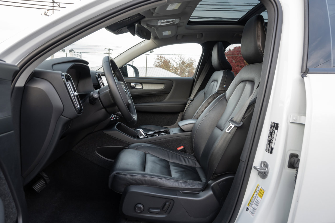 Used 2023 Volvo XC40 B5 Plus image 2