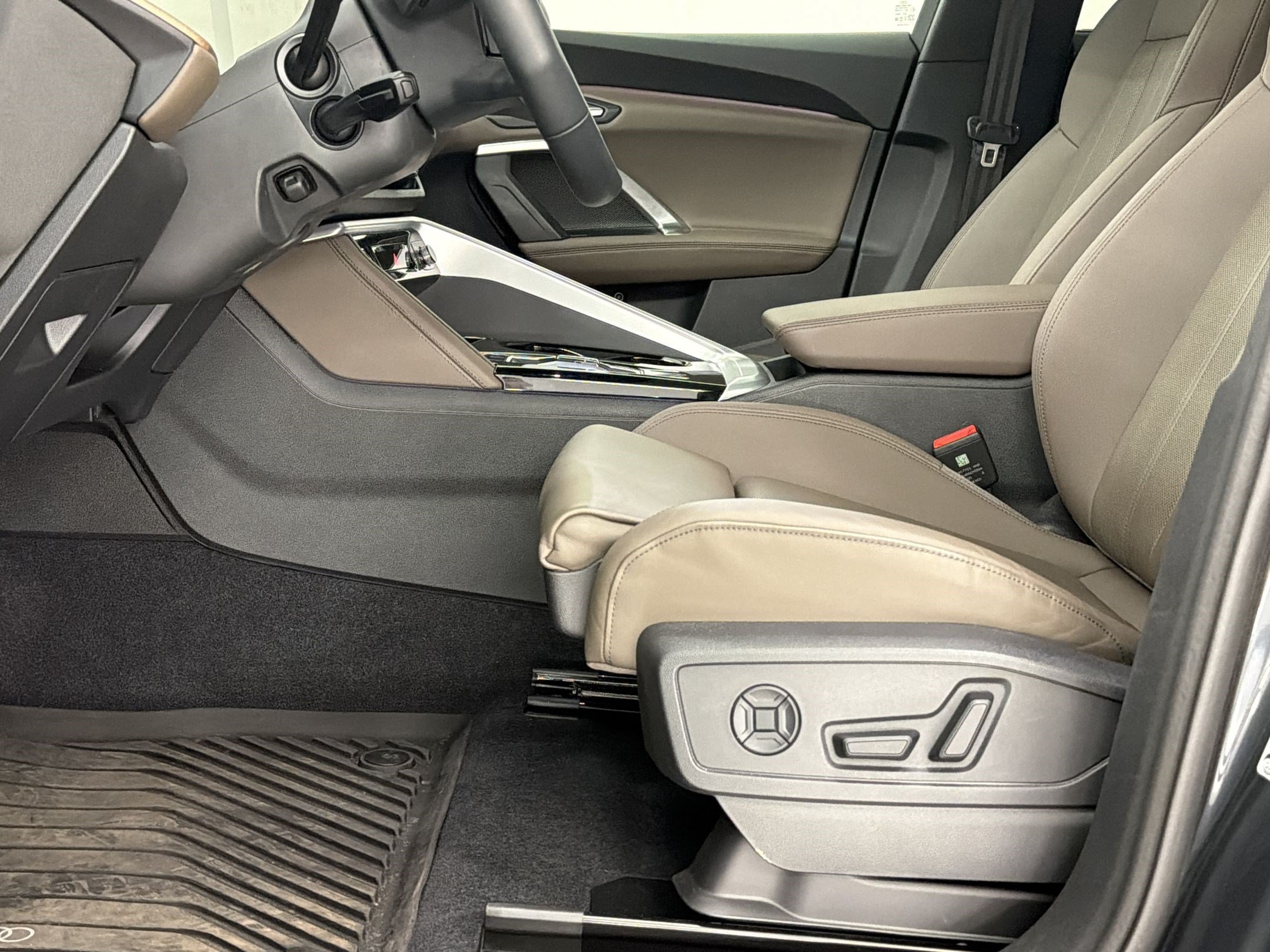 Used 2025 Audi Q5 Premium Plus w/ Premium Plus AWD/4WD image 5