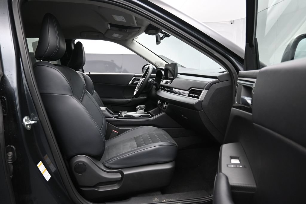 Used 2025 Mitsubishi Outlander SE AWD/4WD image 29