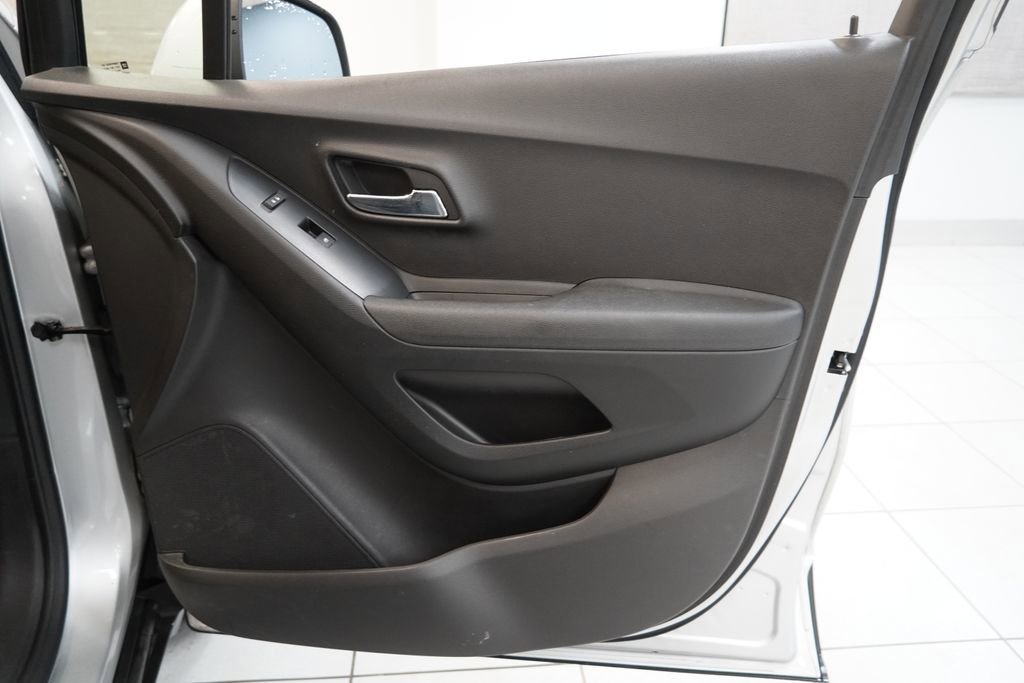 Used 2017 Chevrolet Trax LS FWD image 30