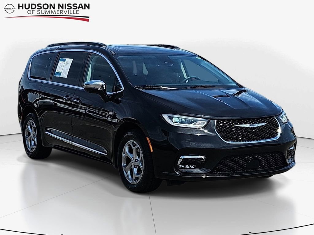 Used 2023 Chrysler Pacifica Limited w/ Uconnect Theater Family Group