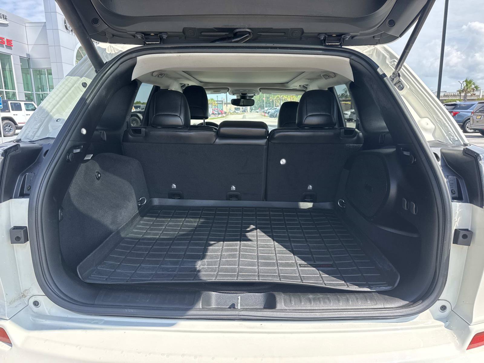 Used 2019 Jeep Cherokee Overland w/ Technology Group AWD/4WD image 8