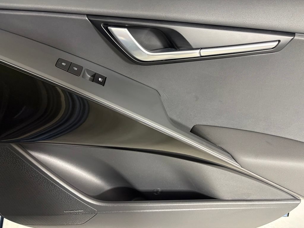 Used 2024 Kia Niro SX Touring FWD image 12
