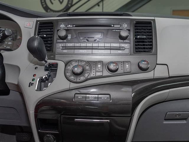 Used 2011 Toyota Sienna LE w/ Towing Pkg AWD/4WD image 12