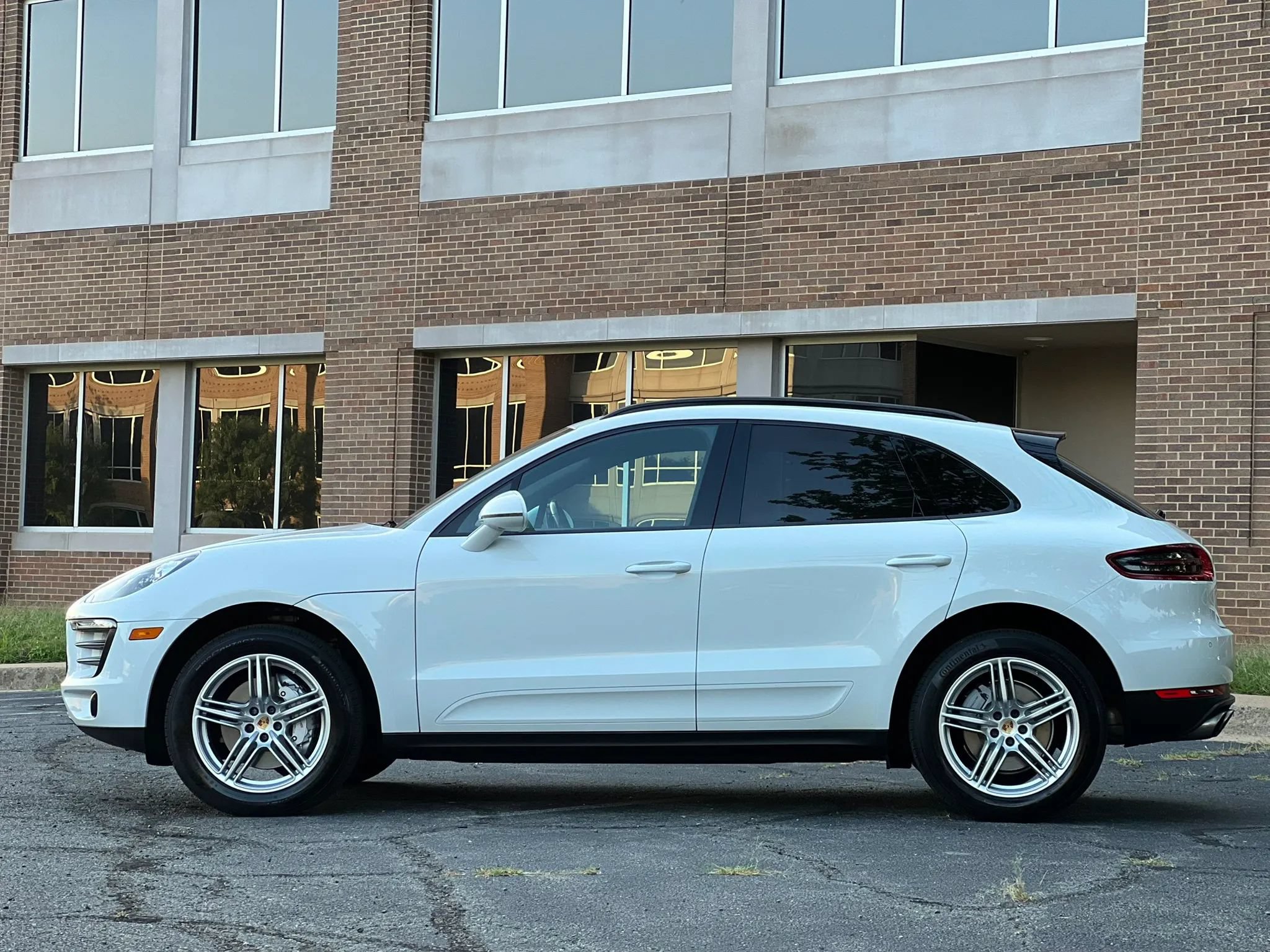 Used 2017 Porsche Macan S AWD/4WD image 2