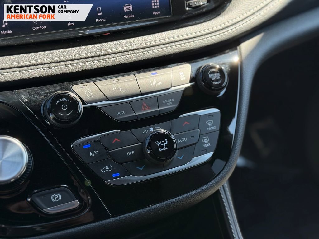 Used 2026 Chrysler Pacifica Limited image 30