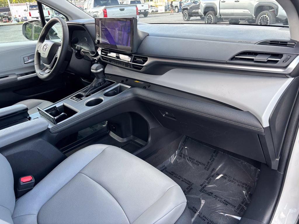 Used 2026 Toyota Sienna XLE FWD image 40