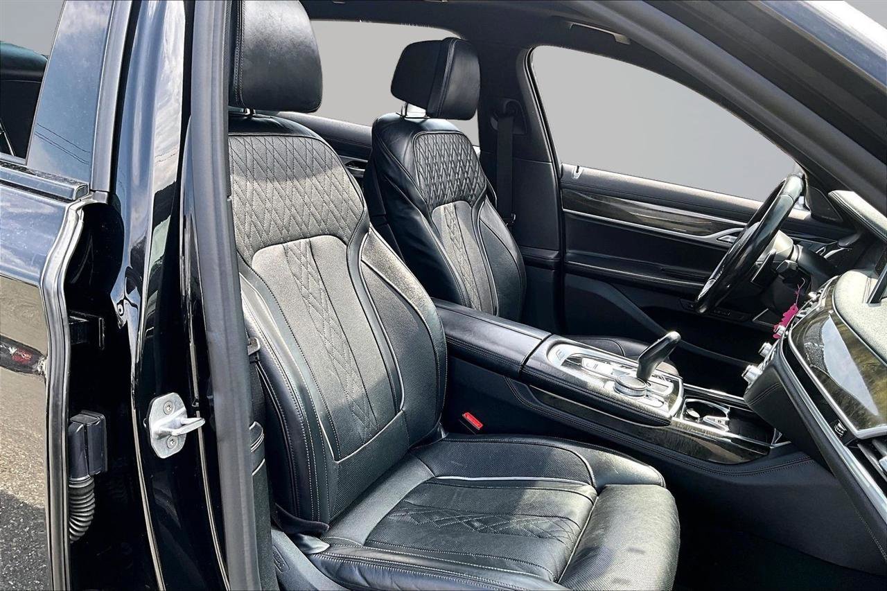 Used 2020 BMW 750i xDrive w/ M Sport Package image 29