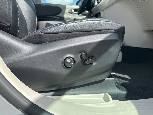 Used 2022 Chrysler Pacifica Touring-L w/ Uconnect Theater Family Group image 43