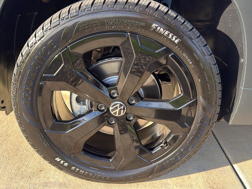 New 2025 Volkswagen Taos SE image 20