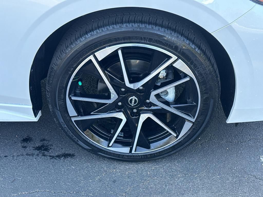 New 2025 Nissan Sentra SR image 9