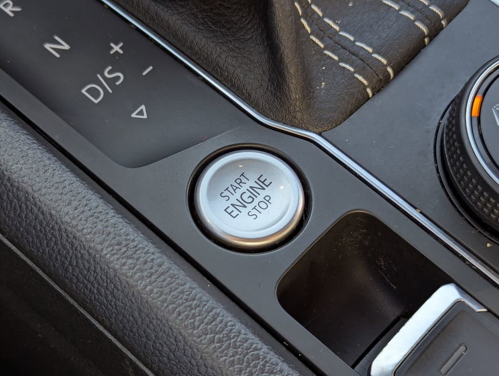 Certified 2022 Volkswagen Atlas Cross Sport SEL R-Line image 15