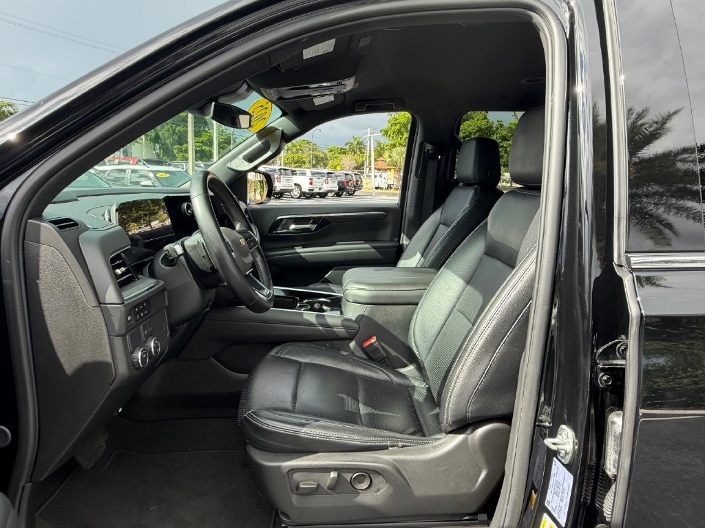 Used 2025 Chevrolet Suburban LS RWD image 9