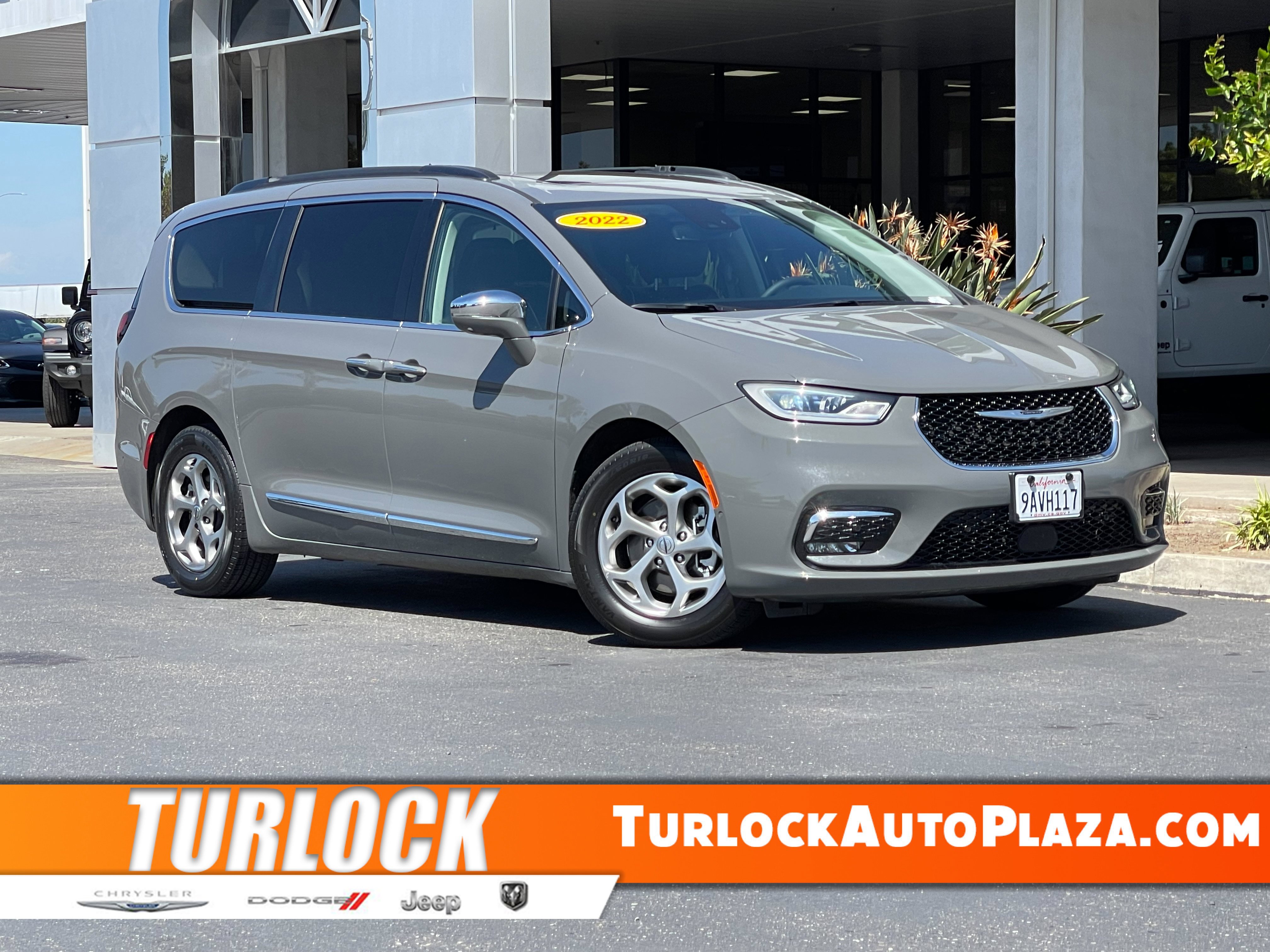 Used 2022 Chrysler Pacifica Limited FWD image 1