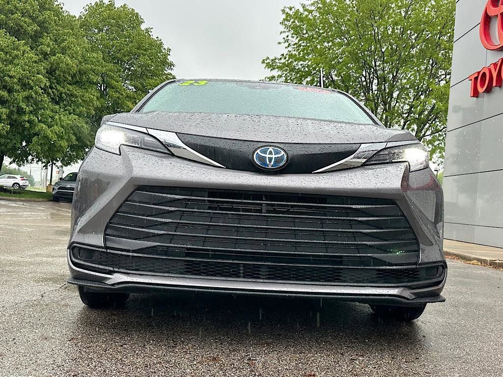 Certified 2023 Toyota Sienna LE AWD/4WD image 8