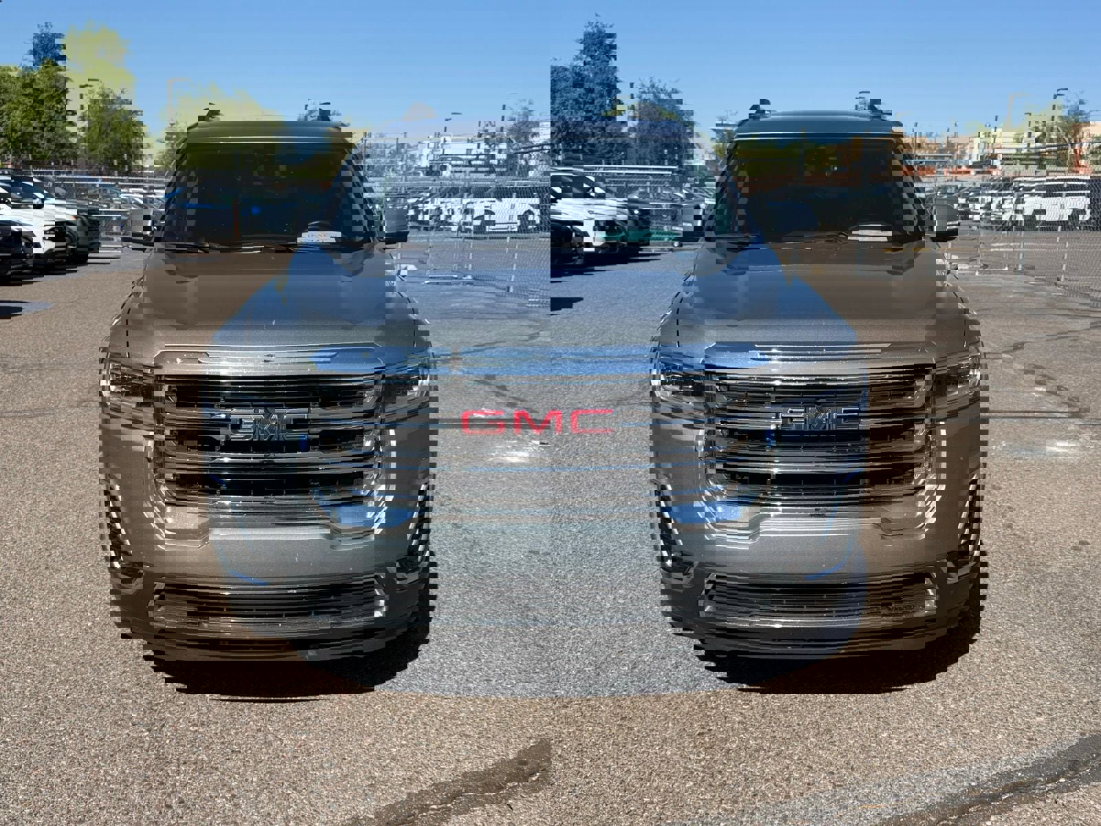 Used 2023 GMC Acadia SLT image 2