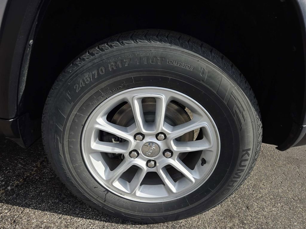 Used 2018 Jeep Grand Cherokee Laredo image 16