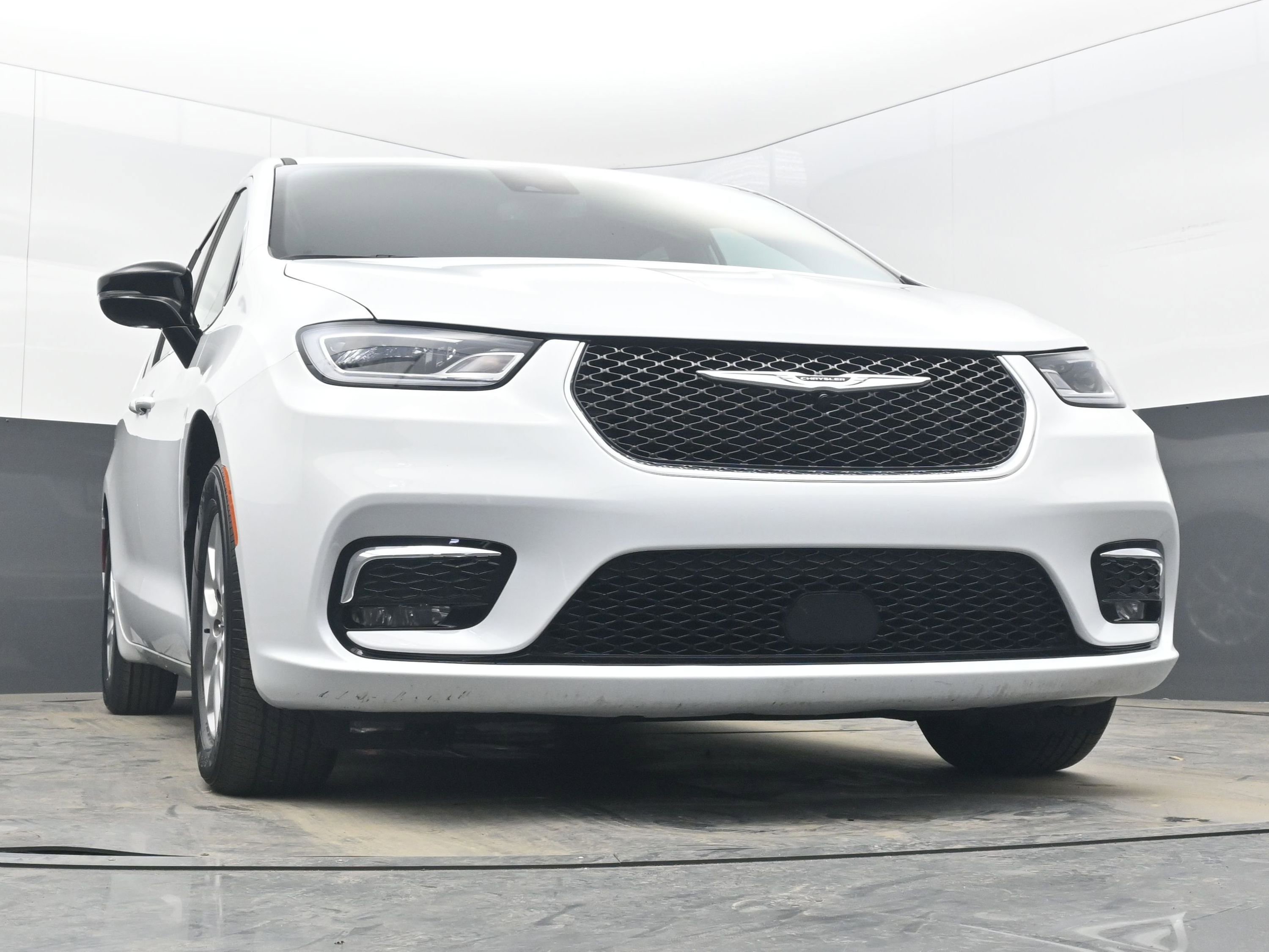 Used 2025 Chrysler Pacifica Select image 19