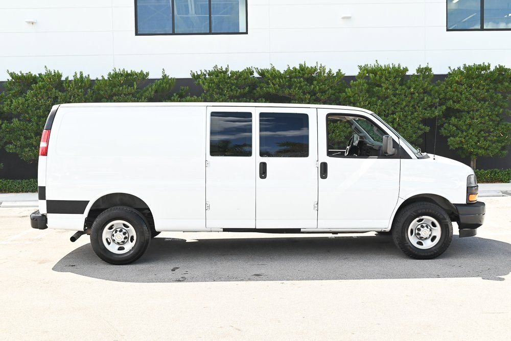 Used 2022 Chevrolet Express 3500 Extended w/ Driver Convenience Package image 7