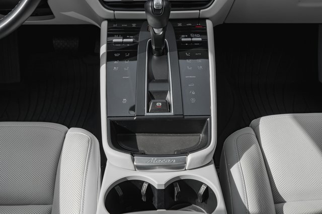 Used 2023 Porsche Macan w/ Premium Package Plus image 21