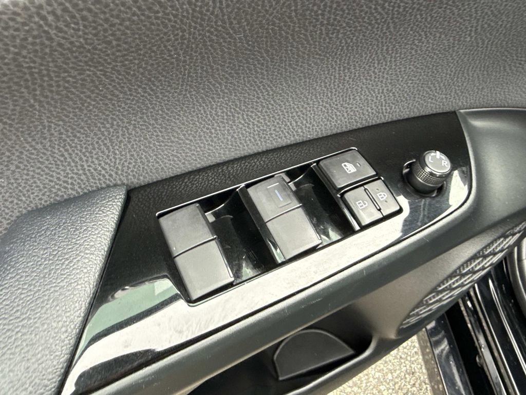 Used 2022 Toyota Prius FWD image 23