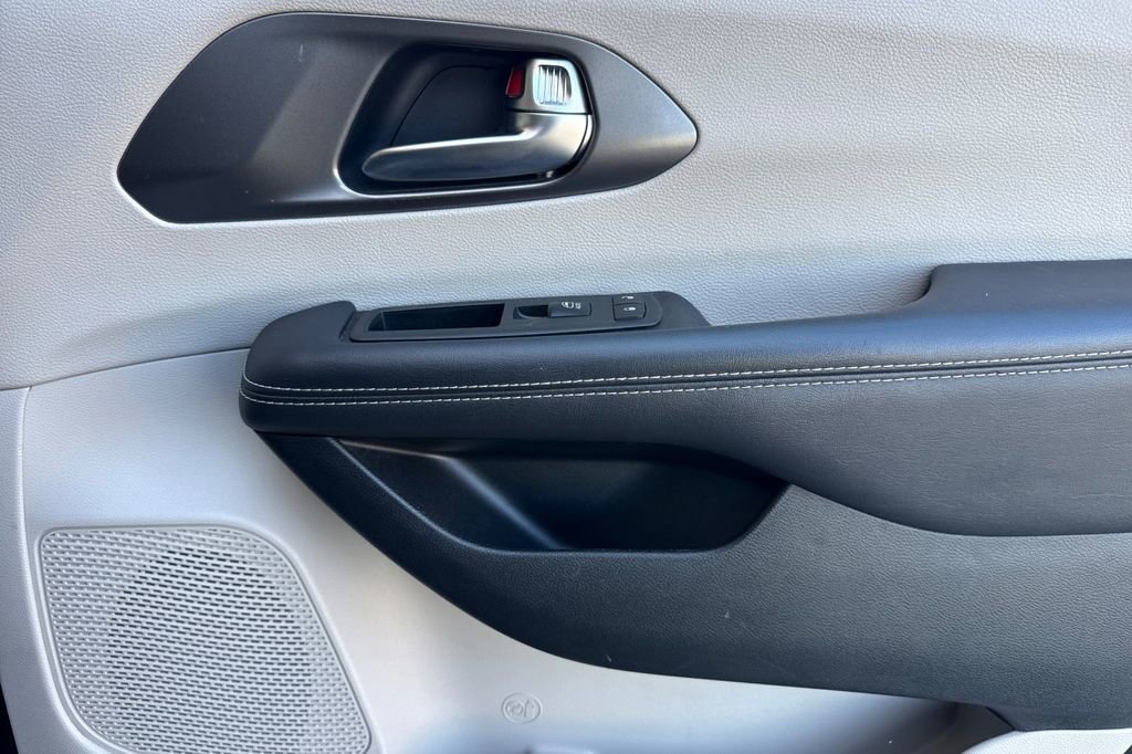 Used 2023 Chrysler Pacifica Touring-L image 27