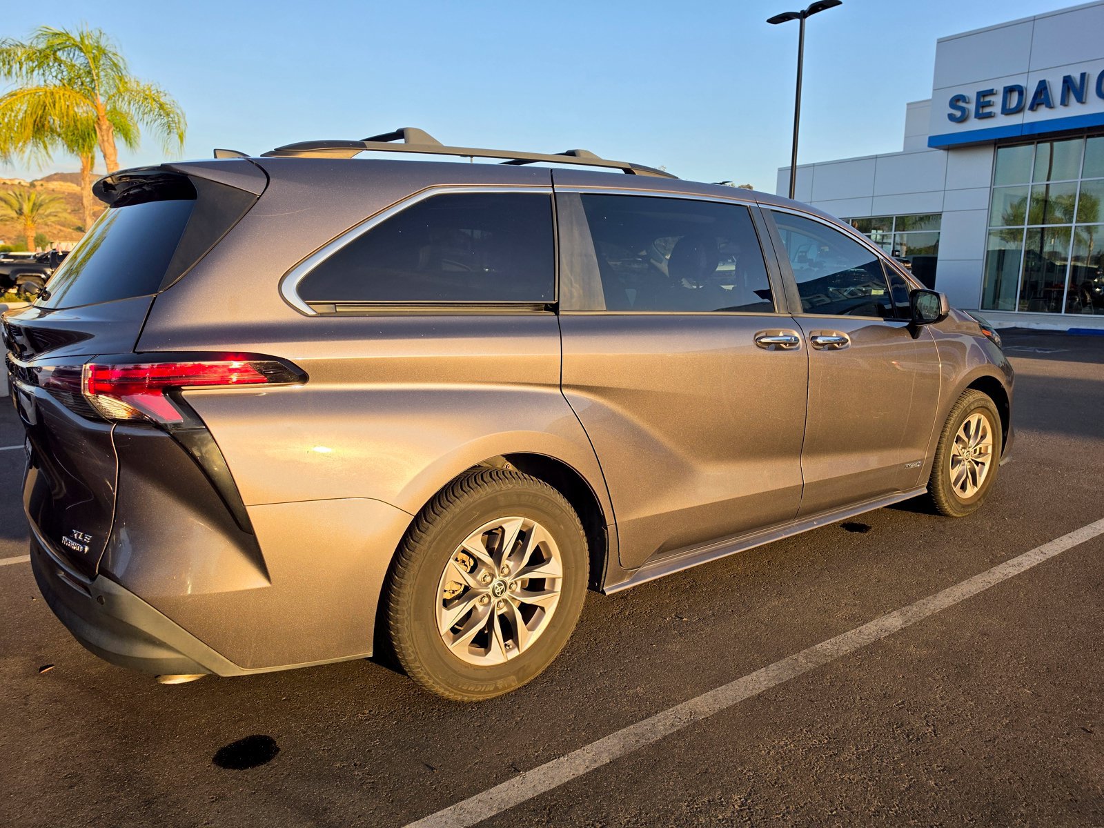 Used 2021 Toyota Sienna XLE w/ XLE Plus Package FWD image 5