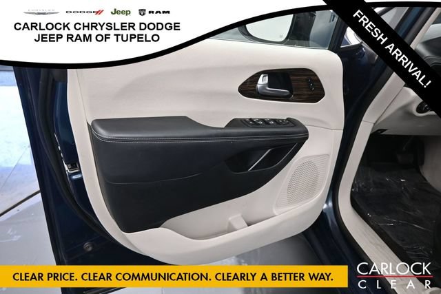 Used 2023 Chrysler Pacifica Limited FWD image 14