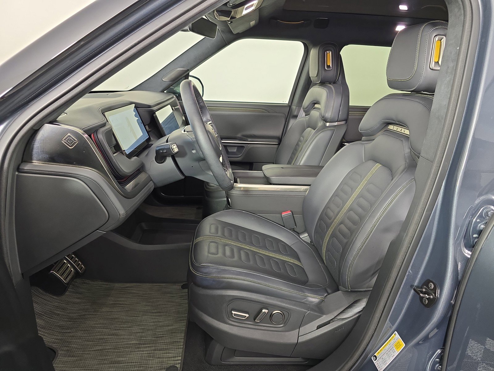 Used 2023 Rivian R1S Adventure image 20