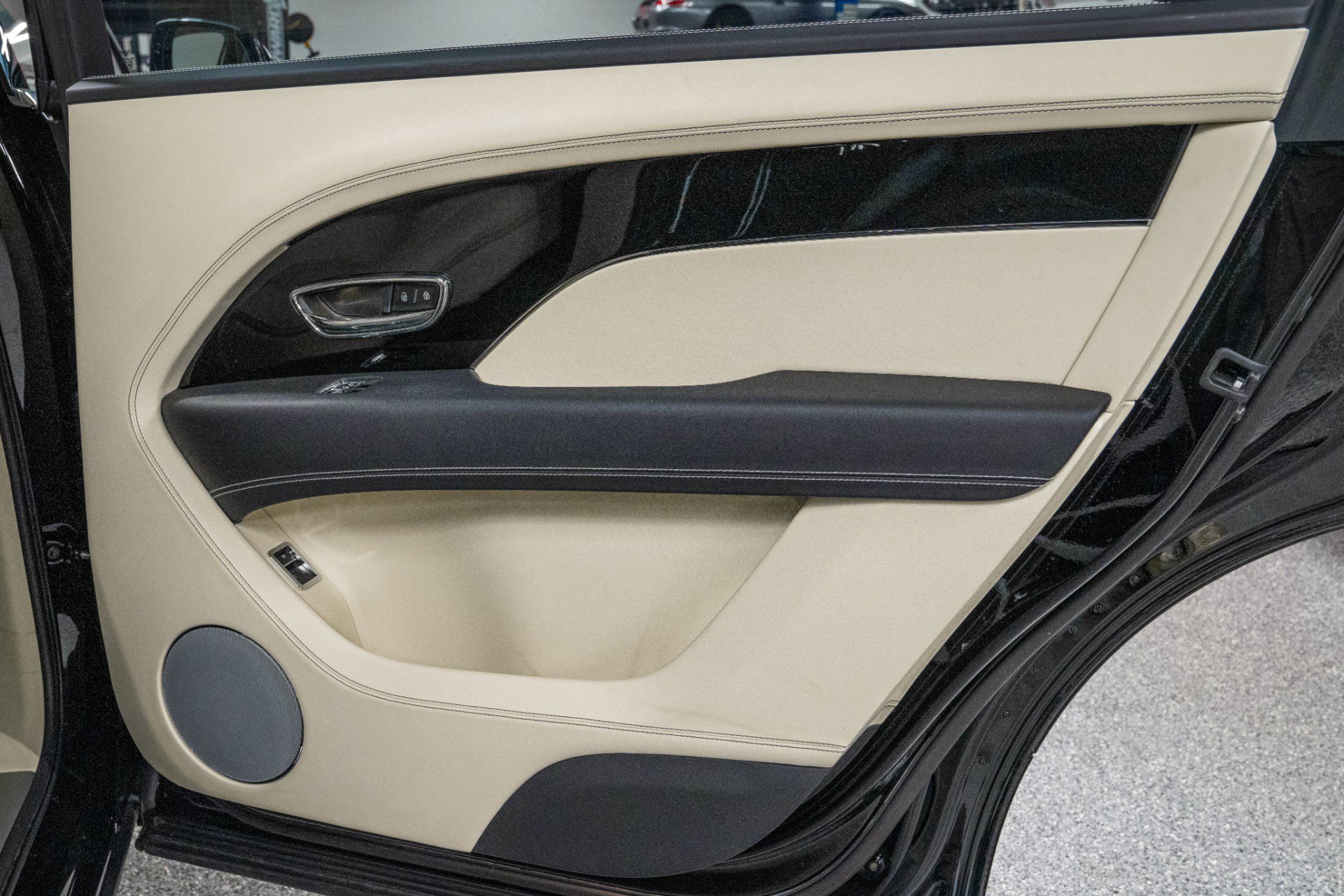 Used 2024 Bentley Bentayga Extended Wheelbase image 37