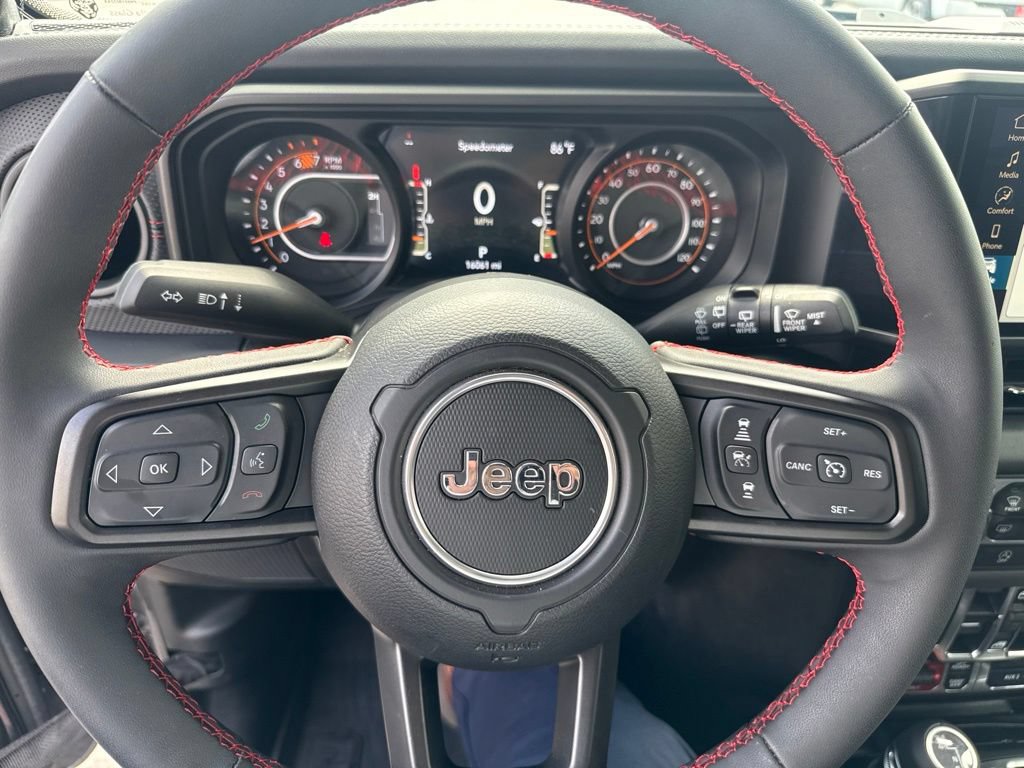 Used 2024 Jeep Wrangler Unlimited Rubicon w/ Convenience Group AWD/4WD image 18