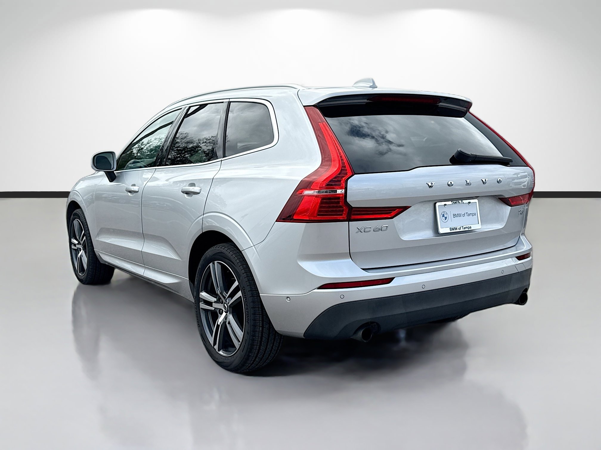 Used 2019 Volvo XC60 T5 Momentum w/ Multimedia Package image 5