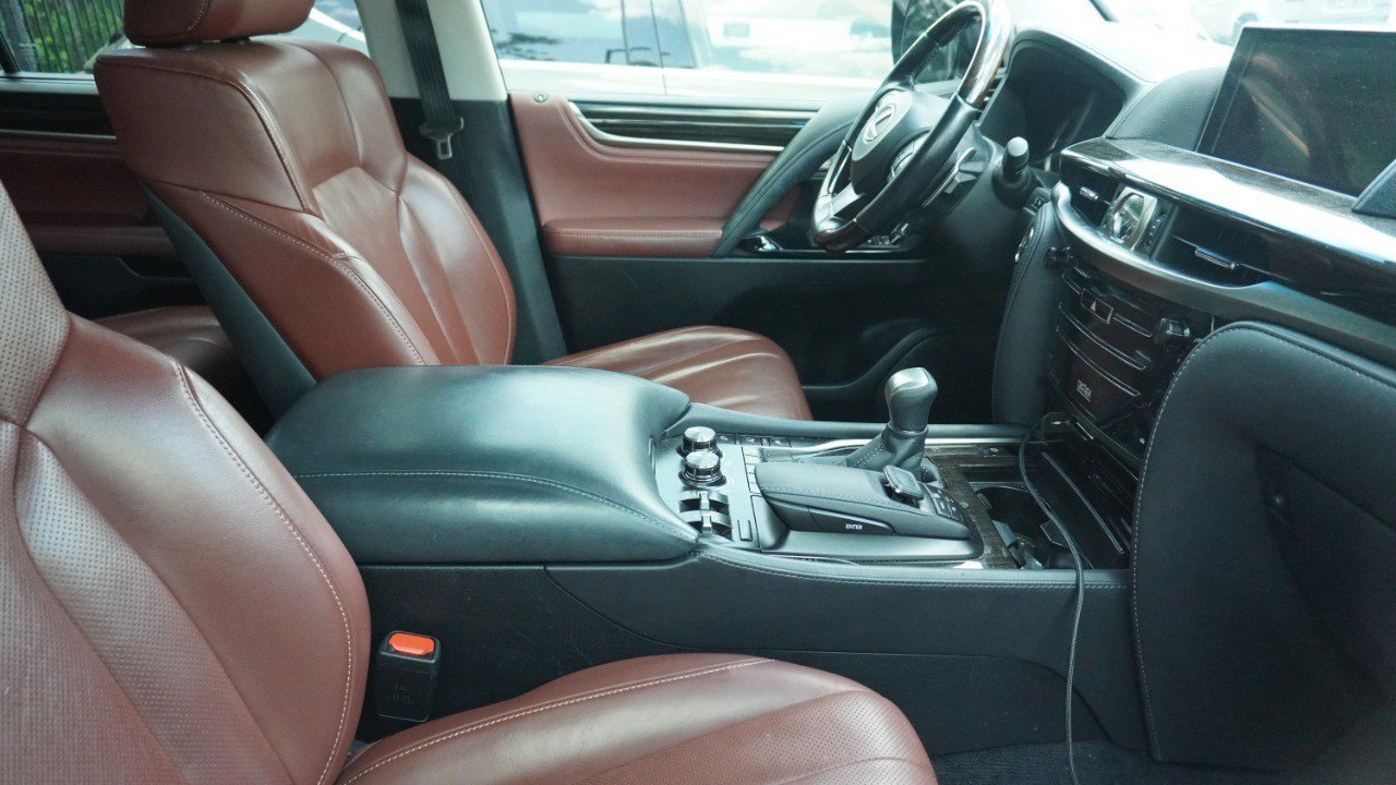 Used 2017 Lexus LX 570 4WD w/ Luxury Package image 8