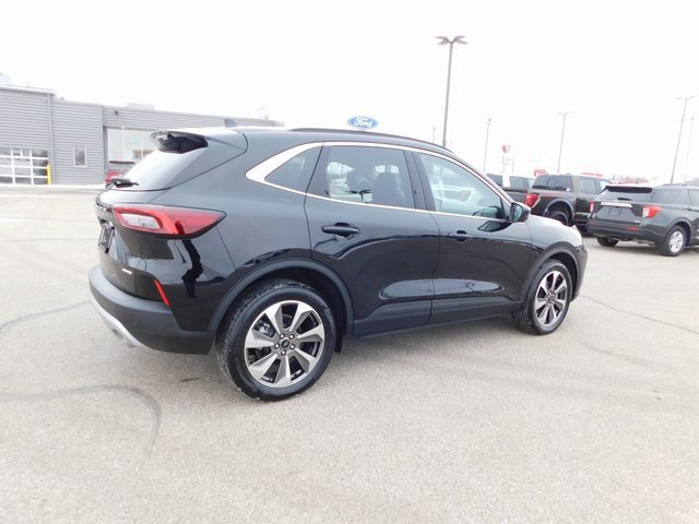 Used 2023 Ford Escape Platinum image 3