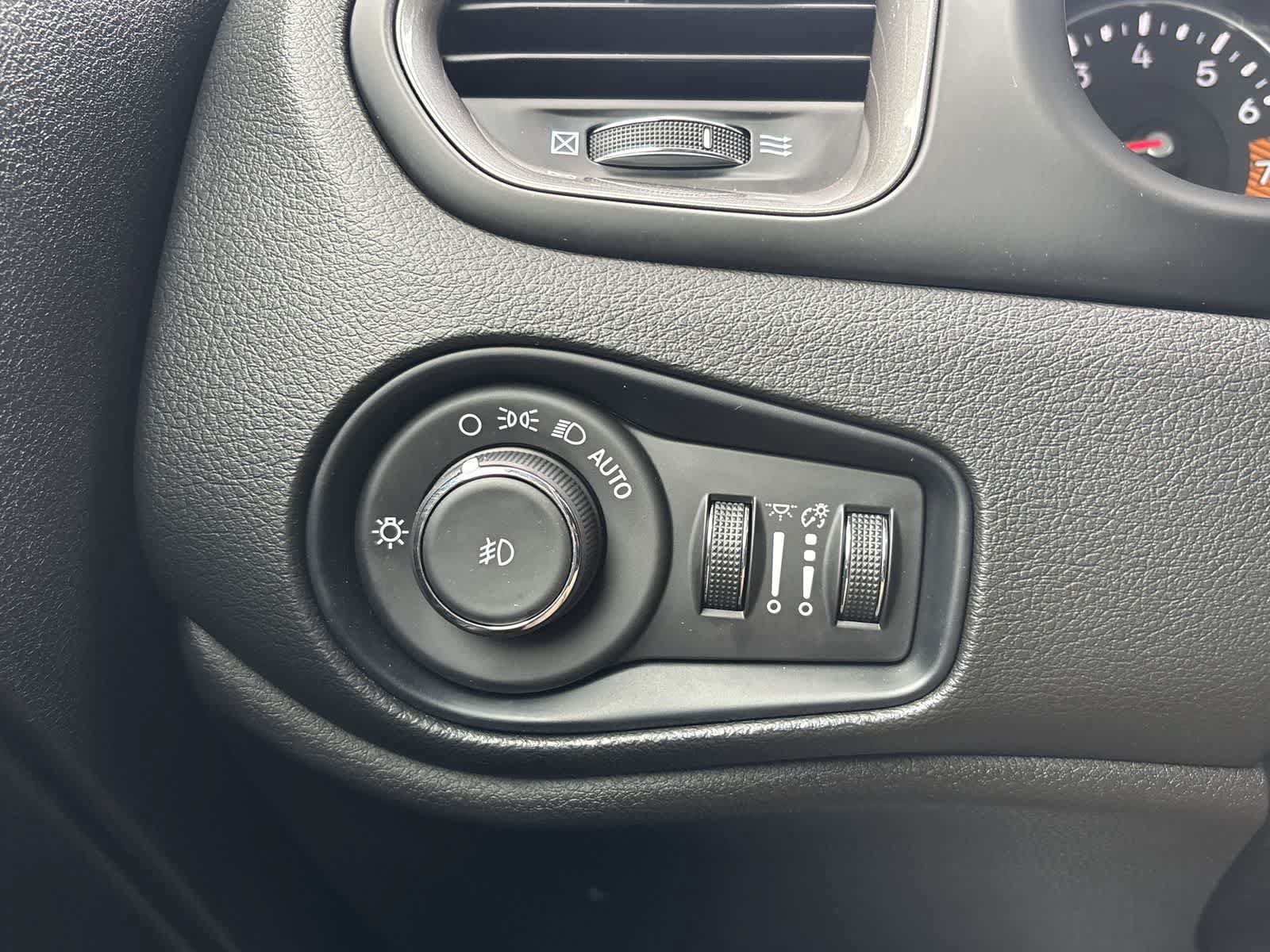 Certified 2022 Jeep Renegade Latitude w/ Convenience Group AWD/4WD image 9