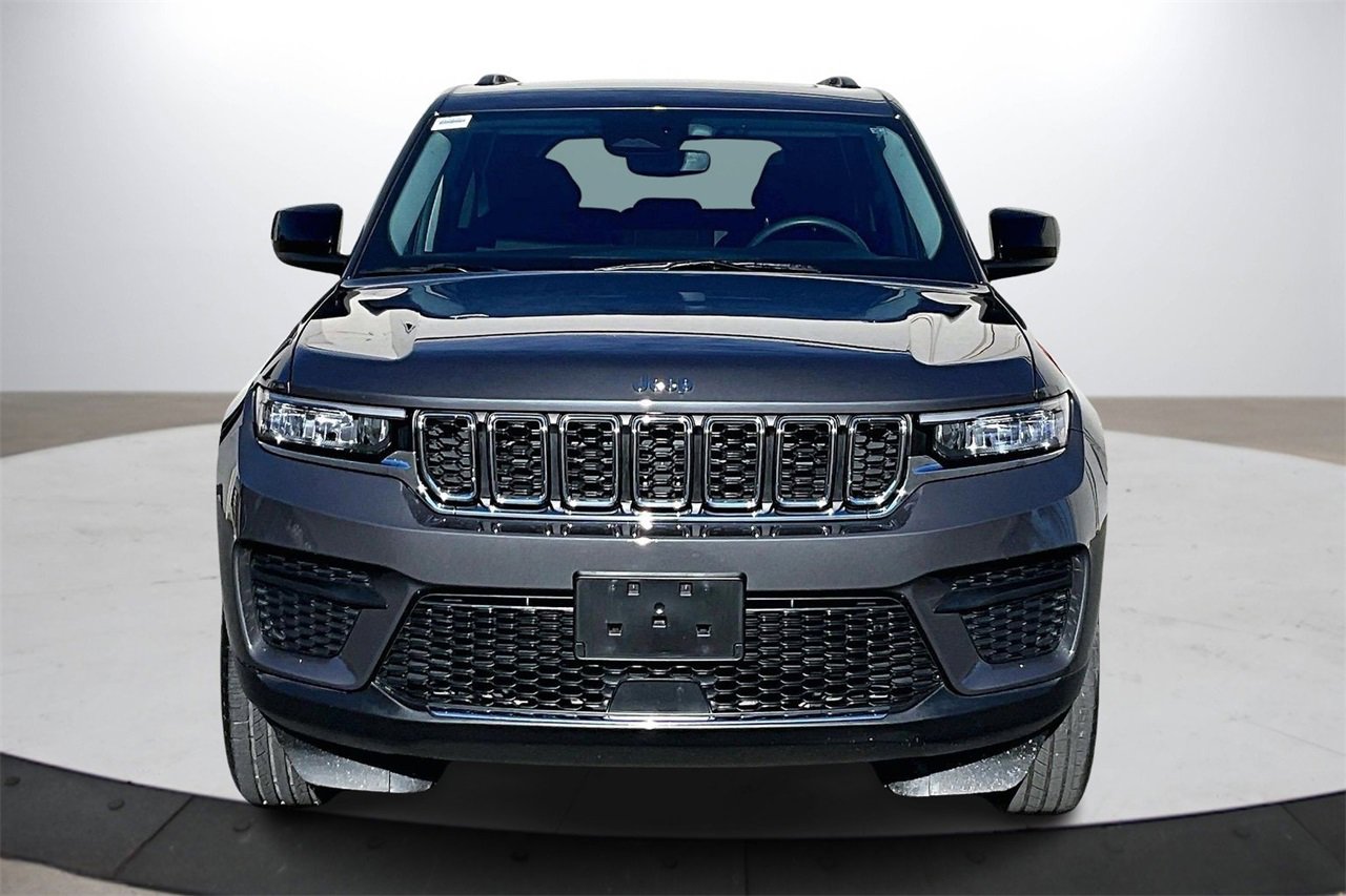 Used 2023 Jeep Grand Cherokee Laredo X image 3