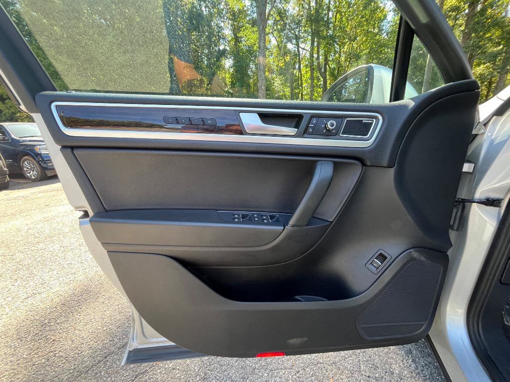 Used 2013 Volkswagen Touareg Executive AWD/4WD image 14