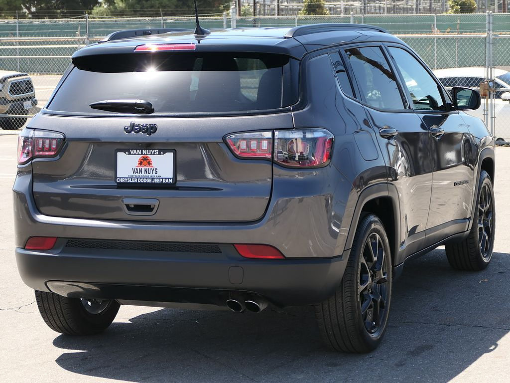 Used 2022 Jeep Compass Latitude FWD image 3