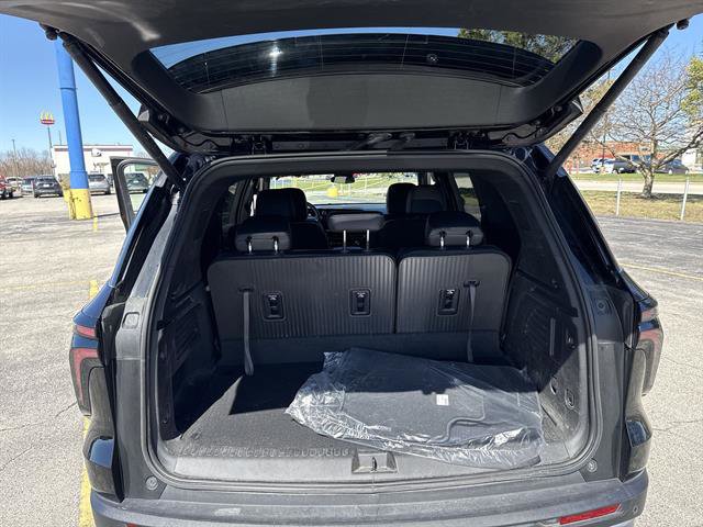 Used 2025 Chevrolet Traverse LT w/ Driver Confidence Package image 21